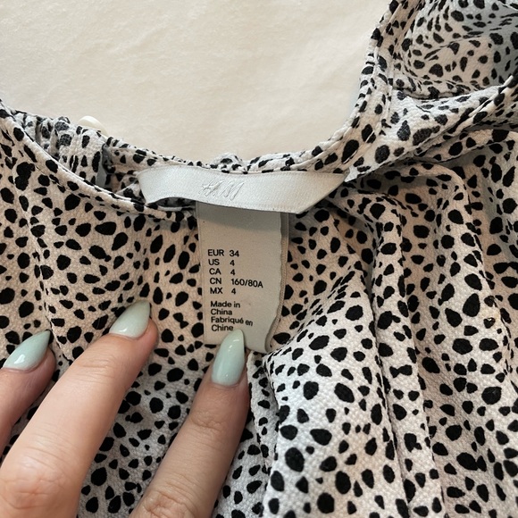 Spotted dress with flutter sleeves - Picture 2 of 4